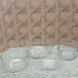 Bundle of 4 Pyrex mixing/ serving bowls